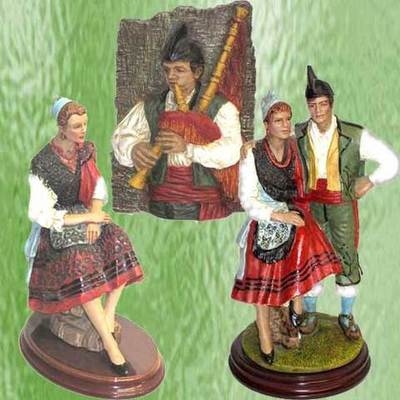 Figuras pareja y asturiana con el traje tradicional y placa gaitero