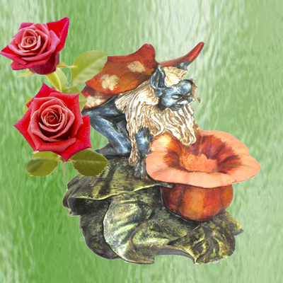 Hada sobre capullo en flor