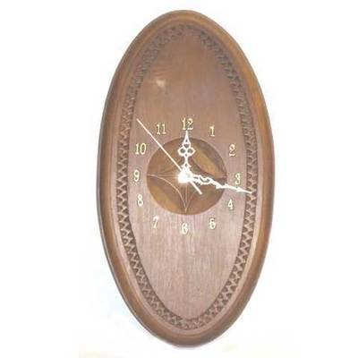  Reloj castaño tallao con flor galana ovalado 