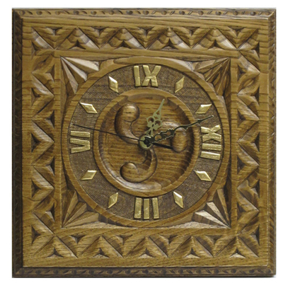  Reloj cuadrado talla trisquel 