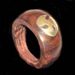 Anillo madera motivo trisquel celta metal